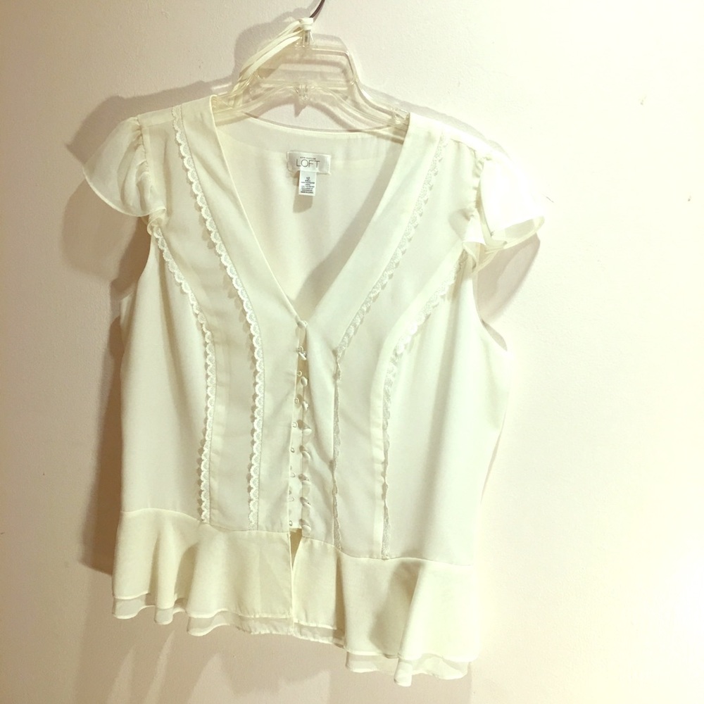 Beautiful cream colored crêpe the top